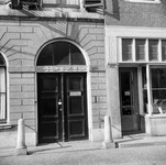 845401 Gezicht op de ingang van het kantoor van de Nederlandse Bond van Vervoerpersoneel (N.V.-Huis, Oudegracht 245) te ...